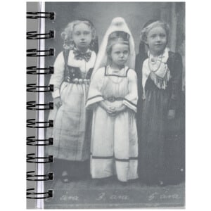 Minnisbók. Stúlkur í íslenskum búningum