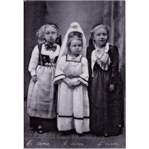 Segull. Stúlkur í þjóðbúningum