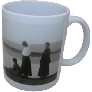 Bolli með ljósmynd konur við Ölfusá eftir Sigríði Zöega